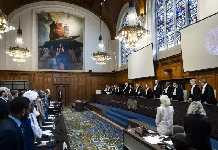 Les délégations du Soudan et des Emirats Arabes Unis à La Haye le 10 avril 2025. Source : ANP AFP - Remko de Waal