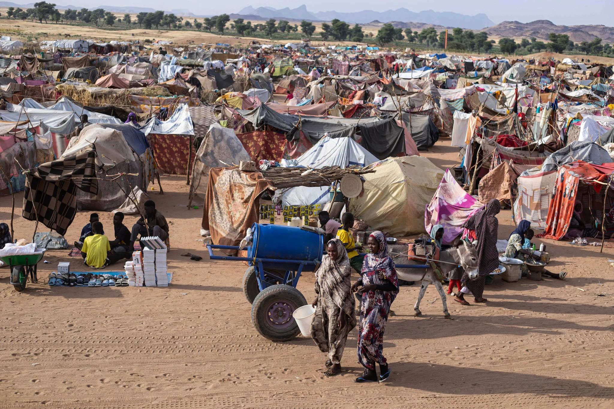 Des déplacé·es internes soudanais·es dans un camp.